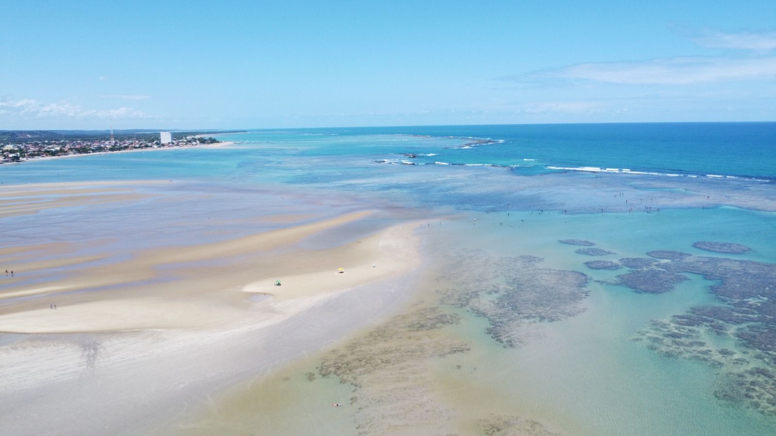 Praia de Maragogi vista aérea com águas cristalinas